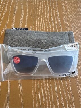 PeepersPolarized Luna Sunglasses – Clear NWT